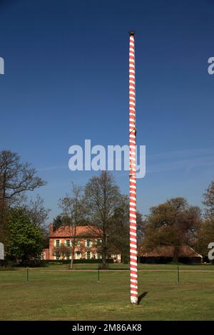 Maypole et chalets sur le village vert, Ickwell village, Bedfordshire, Angleterre Royaume-uni Banque D'Images