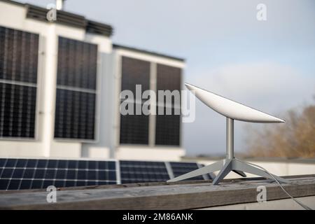 Antenne satellite Starlink sur le toit du bâtiment résidentiel Banque D'Images