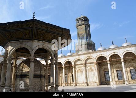 Fontaine d'ablution et tour de l'horloge dans la cour de la grande mosquée de Muhammad Ali Pasha ou mosquée d'albâtre à la Citadelle du Caire, Salah El DIN Banque D'Images