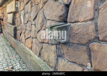 Une gouttière en pierre dépassant du mur. Banque D'Images