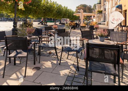 Restaurant en plein air de la ville, tables gratuites vous attendent. Banque D'Images