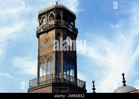 La tour de l'horloge de la grande mosquée de Muhammad Ali Pasha ou la mosquée d'Alabâtre dans la Citadelle du Caire, le château de Salah El DIN, l'horloge de la citadelle du Caire est celle de l'Égypte Banque D'Images