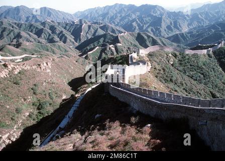 Vue sur une partie de la Grande Muraille située au nord-ouest et au nord de Beijing. La construction du mur a commencé dans le 7th siècle av. J.-C. par le premier empereur Quin Shui Hunag Di. Il fait 25 pieds de haut et près de 25 pieds d'épaisseur dans les endroits, le mur original, 1500 miles de longueur, a pris dix ans à compléter. En 1368 après J.-C., la dynastie Ming a continué la construction pendant 200 ans et elle a maintenant plus de 3750 milles de longueur. Date exacte prise de vue inconnue. Pays: Chine (CHN) Banque D'Images