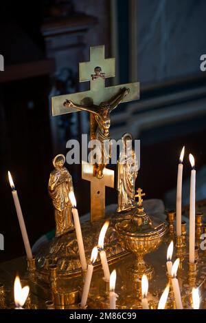 Jésus sur la croix et les bougies à l'intérieur de la rue bulgare Stephen Church, une église orthodoxe à Balat, célèbre pour être fait de fonte préfabriquée. Banque D'Images