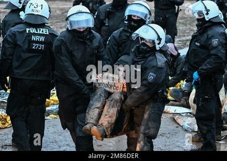 Erkelenz, Allemagne. 12th janvier 2023. Luisa Neubauer est emmenée par des policiers. Credit: Federico Gambarini/dpa/Alay Live News Banque D'Images