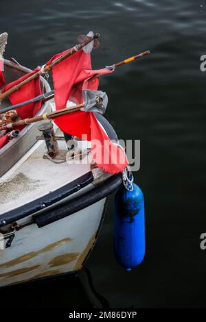 Petit bateau de pêche dans un port de pêche allemand. Travemünde / Allemagne Banque D'Images