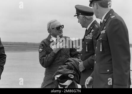 Le général John T. Chain Jr., commandant en CHEF du Commandement aérien stratégique, au centre, et le colonel Robert W. Parker, commandant de l'escadre stratégique des missiles 321st, accueillent Lord Peter Carrington, secrétaire général de l'Organisation du Traité de l'Atlantique Nord, qui est parti à la base. Base: Base aérienne de Grand Forks État: Dakota du Nord (ND) pays: États-Unis d'Amérique (USA) Banque D'Images