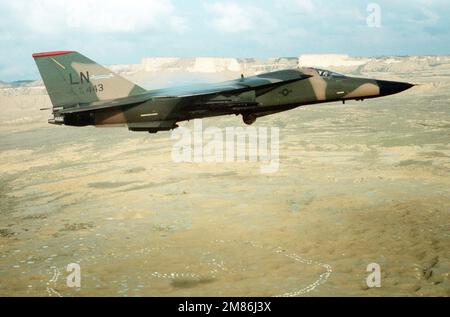Un avion F-111F du 494th Escadron d'appui tactique, 48th escadre d'appui tactique, passe sur une cible au champ de bombardement de Bardenas Reales au cours d'un déploiement d'entraînement. L'avion transporte 12 bombes d'entraînement Mark de 82 500 livres. Pays: Espagne (ESP) Banque D'Images
