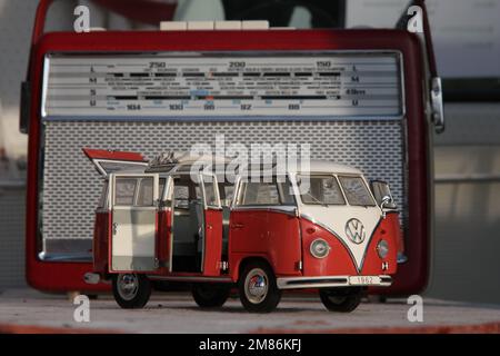 Miniature de la Volkswagen modèle T1 Samba en rouge avec une ancienne radio. Banque D'Images