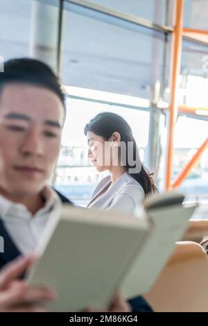 Jeunes gens d'affaires dans le salon de l'aéroport Banque D'Images