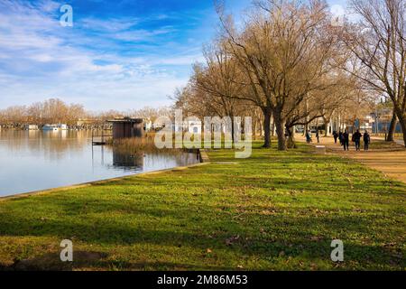 Vue panoramique sur le lac Banyoles avec la promenade qui le borde. Catalogne, Espagne Banque D'Images