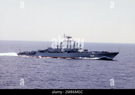 Une vue à tribord d'une frégate de missiles guidés de classe Krivak II soviétique est en cours. Pays: Mer méditerranée (MED) Banque D'Images