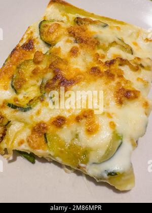Une délicieuse assiette de lasagnes végétariennes faites maison Banque D'Images