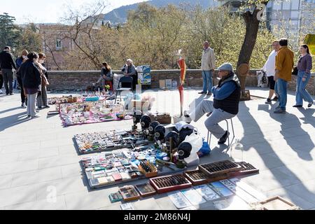 Marché de Dry Bridge, marché aux puces hebdomadaire côté rue vendant beaucoup d'anciens articles de ménage soviétiques, Tbilissi, Géorgie Banque D'Images