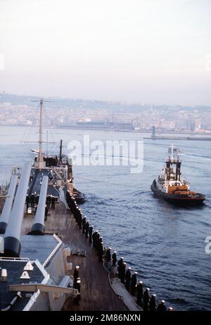 Les membres de l'équipage à bord du cuirassé USS MISSOURI (BB-63) prennent les rails comme tugs pour aider leur navire à entrer dans le port. Le MISSOURI est en croisière dans le monde entier. Base: Naples pays: Italie (ITA) Banque D'Images