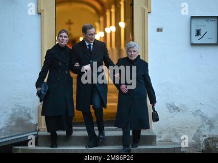 12 janvier 2023, Bade-Wurtemberg, Salem: Margrave Bernhard von Baden, nouveau chef de la Maison de Baden, marche jusqu'à la cathédrale du château de Salem pour le service funéraire avec sa femme la princesse Stephanie (l) et sa mère Margravine Valerie von Baden (née archiduchesse d'Autriche). Le service funéraire est particulièrement destiné aux compagnons, amis et connaissances ainsi qu'aux employés et retraités actuels et anciens. Le service funéraire pour le cercle familial, les amis et les représentants de la politique, des affaires et de la culture est prévu pour 13 janvier. Max Margrave de Baden mourut sur 29 décembre à l'âge de 89 ans Banque D'Images