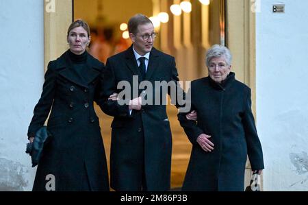 12 janvier 2023, Bade-Wurtemberg, Salem: Margrave Bernhard von Baden, nouveau chef de la Maison de Baden, marche jusqu'à la cathédrale du château de Salem pour le service funéraire avec sa femme la princesse Stephanie (l) et sa mère Margravine Valerie von Baden (née archiduchesse d'Autriche). Le service funéraire est particulièrement destiné aux compagnons, amis et connaissances ainsi qu'aux employés et retraités actuels et anciens. Le service funéraire pour le cercle familial, les amis et les représentants de la politique, des affaires et de la culture est prévu pour 13 janvier. Max Margrave de Baden mourut sur 29 décembre à l'âge de 89 ans Banque D'Images