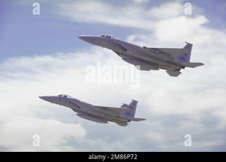 Vue aérienne à gauche de deux avions F-15 Eagle en formation pendant la rencontre de reconnaissance Air '86. Des pilotes de reconnaissance, des interprètes photo et des équipes de maintenance des États-Unis La Force aérienne, la Garde nationale aérienne, la Marine et les Marines, la Royal Australian Air Force et le Royaume-Uni participent à l'événement parrainé par le Commandement aérien tactique. État: Texas (TX) pays: Etats-Unis d'Amérique (USA) Banque D'Images