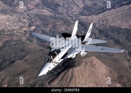 Une vue aérienne aérienne d'un avion Fighter Squadron 102 (VF-102) F-14A Tomcat du porte-avions USS AMERICA (CV-66) participant à reconnaissance Air Meet '86. Des pilotes de reconnaissance, des interprètes photo et des équipes de maintenance des États-Unis La Force aérienne, la Garde nationale aérienne, la Marine et les Marines, la Royal Australian Air Force et le Royaume-Uni participent à l'événement parrainé par le Commandement aérien tactique. Sujet opération/série: RECONNAISSANCE AIR MEET '86 État: Texas (TX) pays: États-Unis d'Amérique (USA) Banque D'Images