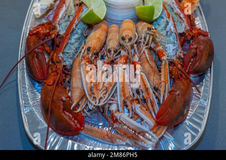 Vue rapprochée des plats de fruits de mer variés sur la table. Suède. Banque D'Images