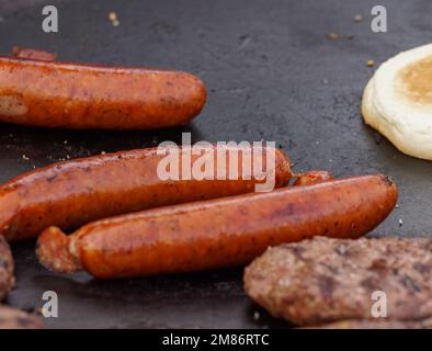 Gros plan de quelques saucisses sur ardoise Banque D'Images