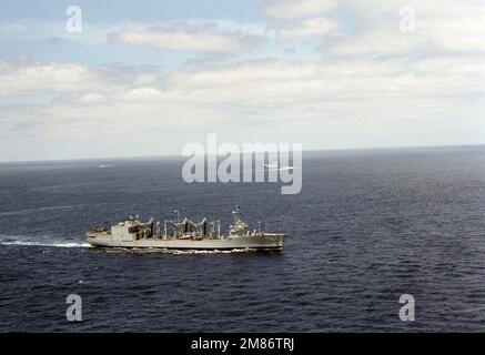 Une vue aérienne de l'avant tribord du lubrificateur USS SAVANNAH (AOR-4) est en cours. Pays : inconnu Banque D'Images