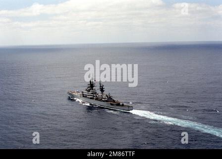 Vue aérienne du quartier portuaire du croiseur de missiles guidé USS WAINWRIGHT (CG-28) en cours. Pays : inconnu Banque D'Images