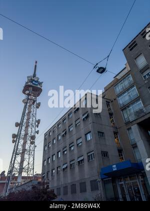 Une photographie grand angle de la télévision 'Rai' Headquartes à Milan, Italie, et son antenne pour la diffusion Banque D'Images