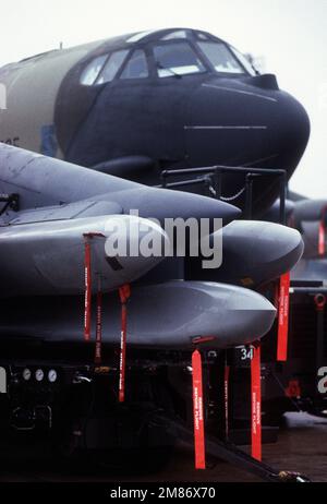 Les étiquettes rouges sont suspendues à trois missiles de croisière à air AGM-86B avant d'être chargées sur un B-52G Stratoforteresse lors d'une inspection de préparation opérationnelle par l'équipe de l'inspecteur général du Commandement stratégique aérien. Base: Barksdale Air Force base État: Louisiana (LA) pays: États-Unis d'Amérique (USA) Banque D'Images