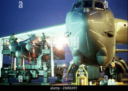 Une équipe d'entretien des munitions travaille la nuit pour sécuriser les missiles de croisière AGM-86B lancés par air sur un pylône sous l'aile droite d'un B-52G Stratofortress lors d'une inspection de préparation opérationnelle par l'équipe générale de l'inspecteur du commandement stratégique de l'aviation. Base: Barksdale Air Force base État: Louisiana (LA) pays: États-Unis d'Amérique (USA) Banque D'Images