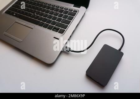 concentrateur usb-c connecté au port d'un ordinateur portable isolé sur fond blanc Banque D'Images