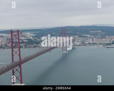 Le pont 25 de Abril est un pont suspendu au Portugal au-dessus du Tage reliant la ville de Lisbonne, capitale du Portugal, à la ville d'Almada. Banque D'Images