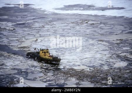 Un bateau traversant la glace sur la Neva à Saint-Pétersbourg en hiver. Banque D'Images