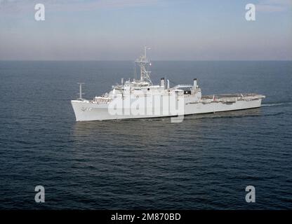 Vue sur l'avant-port du quai de transport amphibie USS SHREVEPORT (LPD 12) en cours au large des capes de Virginie. Pays: Océan Atlantique (AOC) Banque D'Images