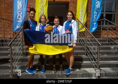 Quatre filles, membres de l'équipe de basket 3x3 du Collège de culture physique Ivano-Frankisvsk, lauréates des Jeux sportifs universitaires européens, Lodz, Pologne, 2022 Banque D'Images