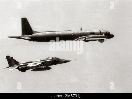 Vue aérienne à droite d'un avion Jaguar Sepecat approchant d'un avion de patrouille maritime soviétique du I1 au 38 mai. Pays : inconnu Banque D'Images