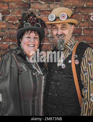 Portrait d'un steampunk mâle et femelle. Couple de steampunk. Sourire, rire et regarder directement dans l'appareil photo. Banque D'Images