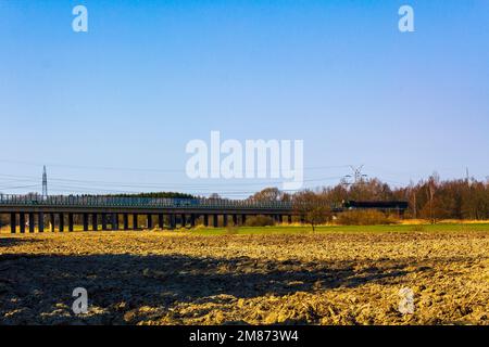 Les éoliennes agricoles du nord de l'Allemagne et le paysage de la nature panorama à Loxstedt Cuxhaven en Basse-Saxe Allemagne. Banque D'Images