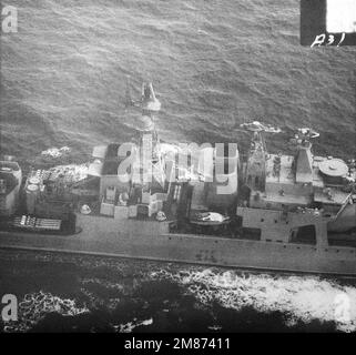 Une vue à tribord du destroyer-missile guidé de classe Udaloy soviétique, LE MARÉCHAL VASILEVSKY, est en cours. Deux lance-roquettes RBU-6000, deux torpedo de 21 pouces/533 mm et deux canons de 30 mm sont visibles sur le pont, de gauche à droite. Pays : inconnu Banque D'Images