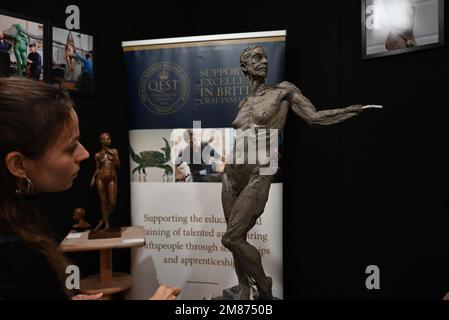 À la foire de cette année, il y a une pléthore d'œuvres d'art et d'antiquités à vendre. L'avenir du savoir-faire britannique est présenté sur le stand QEST (Queen Elizabeth Scholarship Trust), l'organisme de bienfaisance soutenu par les organisateurs du salon The antiques Dealers Fair Limited. Le chercheur du QEST, Poppy Field, dont la sculpture de feu la reine Elizabeth II et du prince Philip est prévue pour être érigée au Royal Albert Hall cette année, sculptera avec de l'argile, ainsi que Gordon Robertson montrant ses créations en étain et en métal (Deux autres chercheurs de la QEST exposent le week-end . Banque D'Images