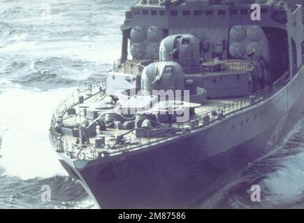 Vue sur un arc de port d'un destoer de missile guidé de classe Udaloy soviétique. Pays : inconnu Banque D'Images