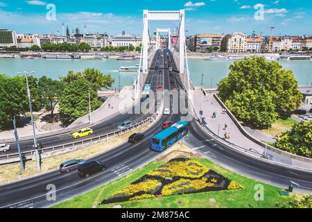 Une journée d'été chargée sur le pont Erzsébet photographié depuis Gellért Hill, Budapest, Hongrie Banque D'Images