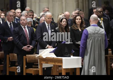 Washington, États-Unis d'Amérique. 12th janvier 2023. Le président des États-Unis Joe Biden écoute jeudi, à 12 janvier 2023, l'ancien secrétaire américain à la Défense Ash carter dans la cathédrale nationale de Washington. Crédit: Chris Kleponis/Pool/Sipa USA crédit: SIPA USA/Alay Live News Banque D'Images