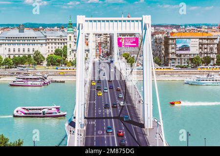 Une journée d'été chargée sur le pont Erzsébet photographié depuis Gellért Hill, Budapest, Hongrie Banque D'Images