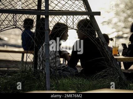 Makassar, Sulawesi du Sud, Indonésie. 12th janvier 2023. Un certain nombre de touristes visitent Pantai Indah Bosowa dans la ville de Makassar, en Indonésie pour profiter de la plage au coucher du soleil. Ce lieu touristique est de plus en plus visité par des touristes de diverses régions du Sud Sulawesi. (Credit image: © Herwin Bahar/ZUMA Press Wire) USAGE ÉDITORIAL SEULEMENT! Non destiné À un usage commercial ! Banque D'Images