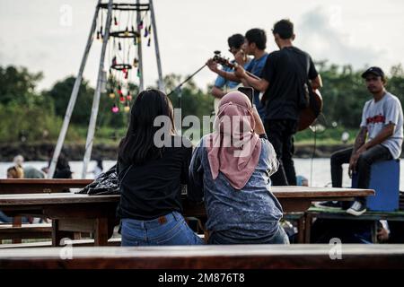 Makassar, Sulawesi du Sud, Indonésie. 12th janvier 2023. Un certain nombre de touristes visitent Pantai Indah Bosowa dans la ville de Makassar, en Indonésie pour profiter de la plage au coucher du soleil. Ce lieu touristique est de plus en plus visité par des touristes de diverses régions du Sud Sulawesi. (Credit image: © Herwin Bahar/ZUMA Press Wire) USAGE ÉDITORIAL SEULEMENT! Non destiné À un usage commercial ! Banque D'Images