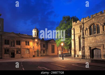 Centre d'information touristique et de l'hôtel de ville la nuit, Bedford, ville du comté de Bedfordshire, Angleterre, Royaume-Uni Banque D'Images