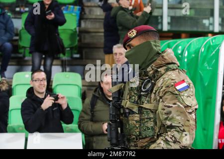 GRONINGEN, PAYS-BAS - JANVIER 12 : militaire pendant la coupe KNVB TOTO néerlandaise, partie 2 du match entre FC Groningen et SV Spakenburg à Euroborg sur 12 janvier 2023 à Groningen, pays-Bas (photo de Pieter van der Woude/Orange Pictures) Banque D'Images