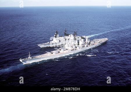 Vue aérienne de l'arc du port du destroyer USS DEYO (DD-989) et du cuirassé USS IOWA (BB-61) en cours. Pays: Océan Atlantique (AOC) Banque D'Images