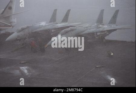 Le brouillard couvre le pont de vol comme un avion de dégivrage pendant les opérations de vol à bord du porte-avions à propulsion nucléaire USS CARL VINSON (CVN-70). Pays: Océan Pacifique Nord Banque D'Images